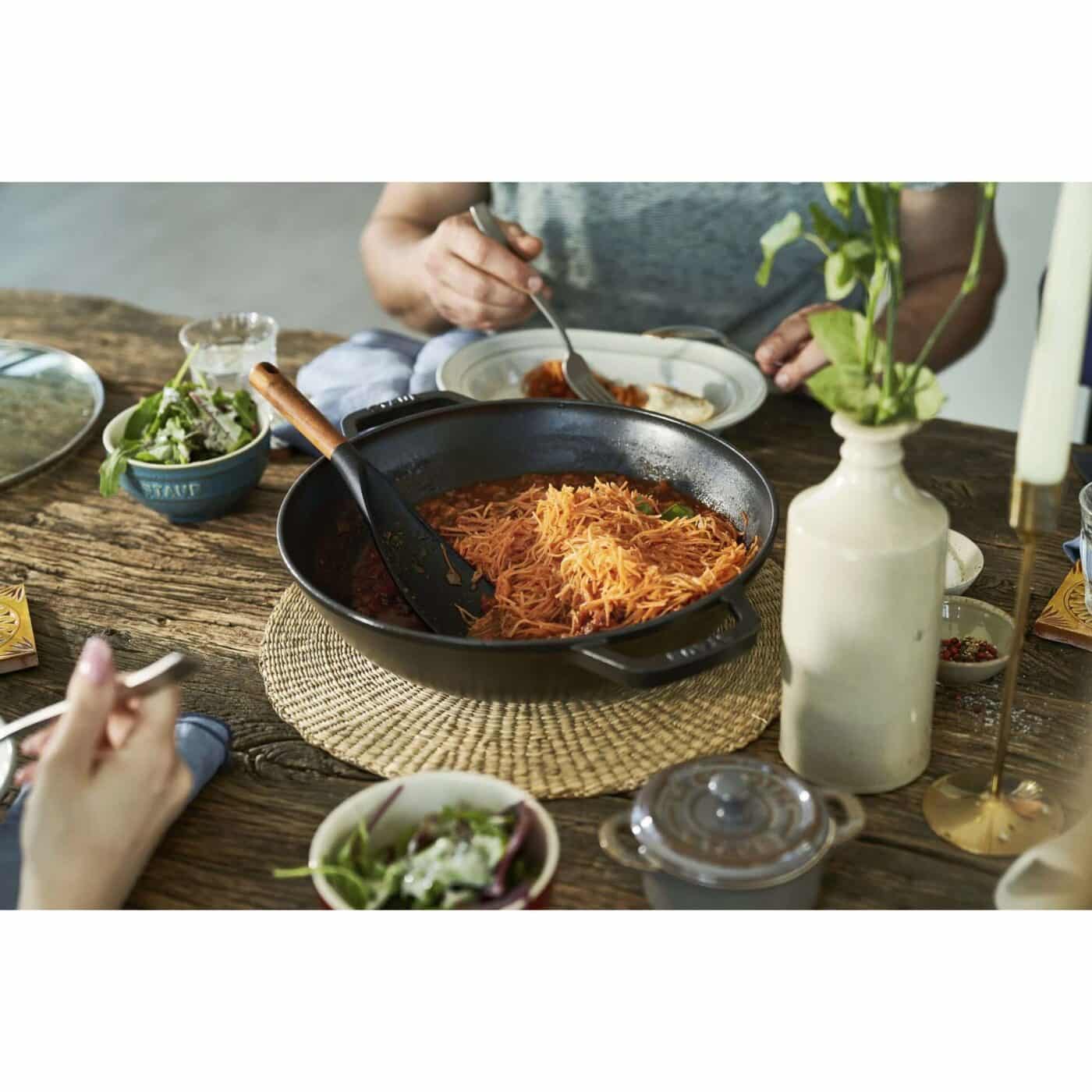 Staub Wokpan - Zwart - 4.4 liter - Geëmailleerde Anti-aanbaklaag - Afbeelding 2